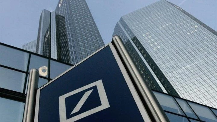 Φύλλο και φτερό κάνουν οι Αρχές τα γραφεία της Deutsche Bank – Συνεχίζονται οι έρευνες